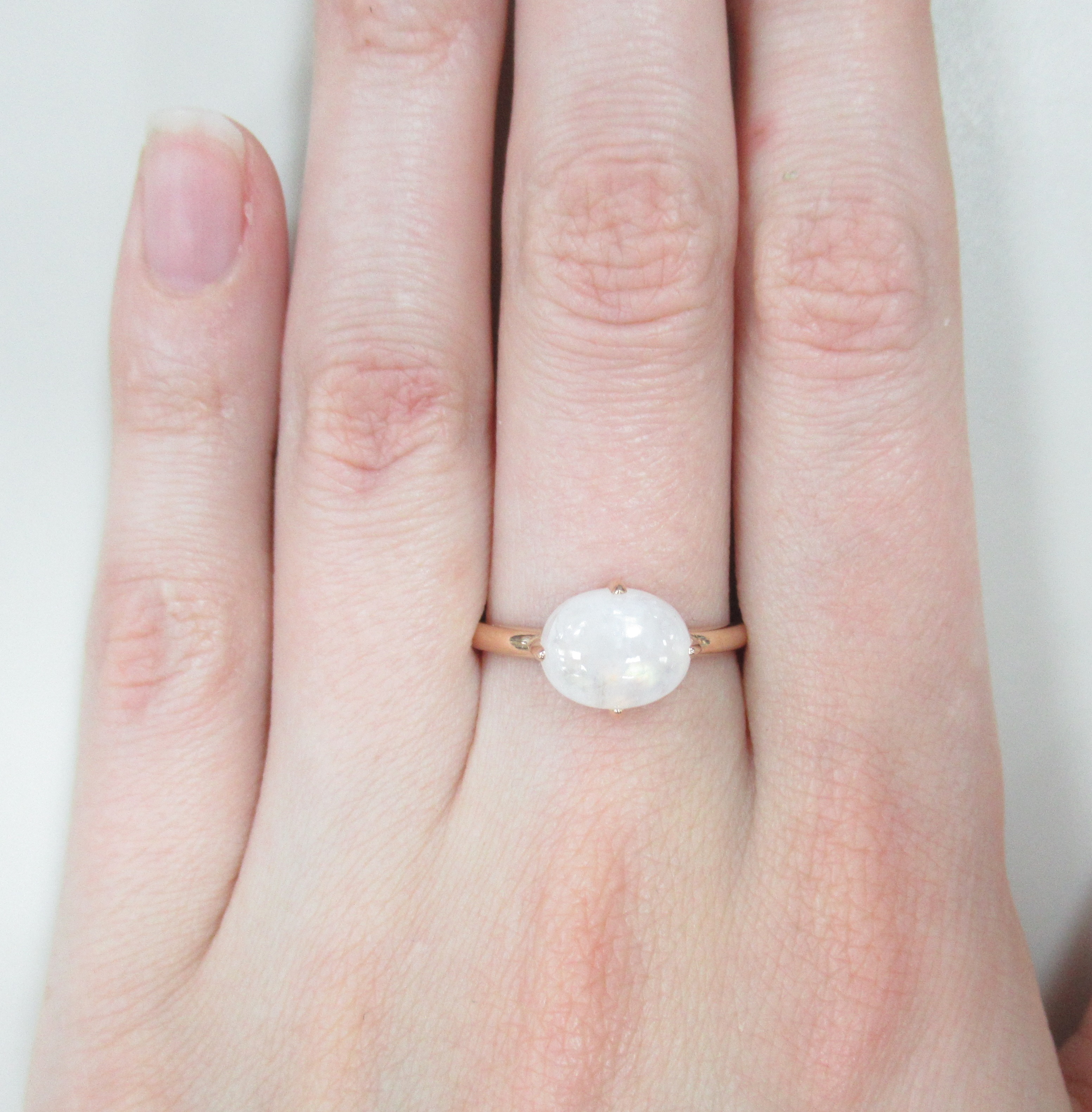 Серебряное кольцо с лунным камнем